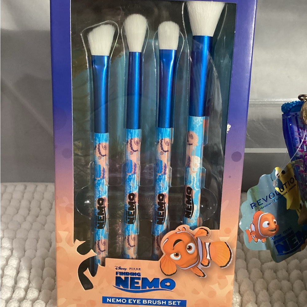 I Heart Revolution Disney Pixar Nemo Cosmetic Bag, Brush Set + 3pc Palettes NEW - Picture 7 of 14